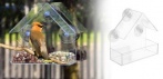 На прозрачную кормушку для птиц на окно