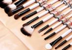 На набор из 7 кисточек с логотипом bobbi brown или mac на выбор.